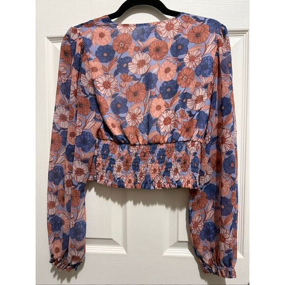 Aritzia Wilfred smocked v-neck blouse Medium - Picture 4 of 5